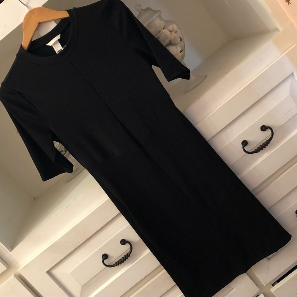 Black fitted stretch short-sleeved midi dress